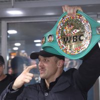 Foto: WBC čempionu Briedi fani ar ovācijām sagaida lidostā 'Rīga'