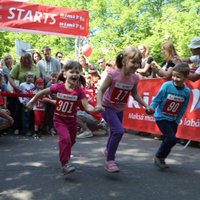 Foto: Ziedoņdārzā maratons 'mazajiem' pulcē vairak neka 600 jauno sportistu