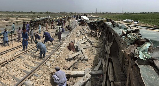 "Тела женщин и детей лежали повсюду". В крушении пассажирского поезда в Пакистане погибли не менее 30 человек