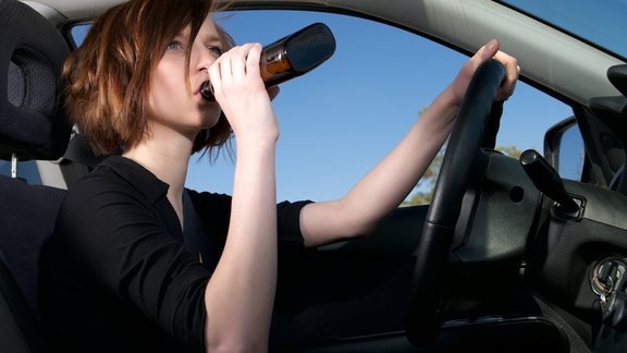 braukt dzērumā sieviete alkohols auto stūre promiles woman alcohol car driving