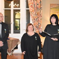 Trim Latvijas mākslas profesionāļiem pasniegts Francijas Ordenis mākslā un literatūrā