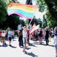 ФОТО, ВИДЕО. В Риге прошло шествие "Балтийский прайд": были полиция и протестующие