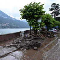 Itālijas ziemeļos izcēlušies plūdi, bet dienvidos plosās ugunsgrēki