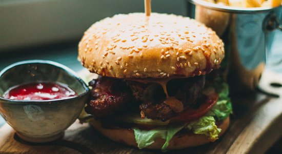 Sulīgi un gardi burgeri dārza ballītei: padomi, kā tos nesabojāt