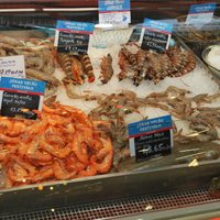 Торговец: россияне штурмуют рынок деликатесов в Риге