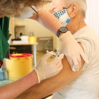 Латвия получила на 61% меньше вакцин, чем ей полагается пропорционально численности населения