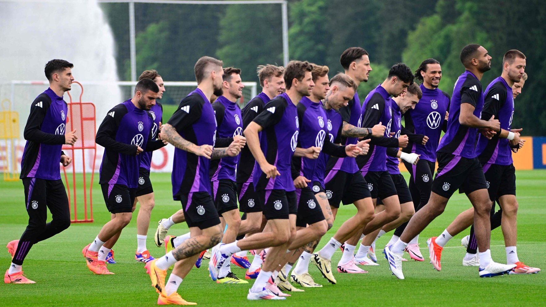 Vācijas medija aptauja par baltādaino spēlētāju skaitu futbola valstsvienībā sanikno izlases treneri