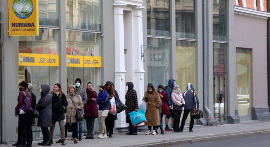 Iedzīvotāju interese par lietotā apģērba iegādi varētu pieaugt, prognozē tirgotājs