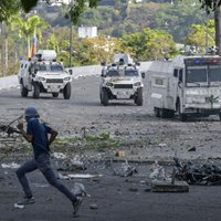 Foto: Venecuēlā turpinās sadursmes starp drošības spēkiem un protestētājiem
