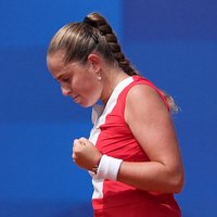 Ostapenko Abū Dabī turnīrā iekļūst dubultspēļu finālā