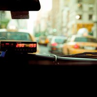 Большинство таксистов в Латвии работает нелегально