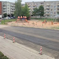 Foto: Daugavpils daudzdzīvokļu namu pagalmos ierīko stāvlaukumus