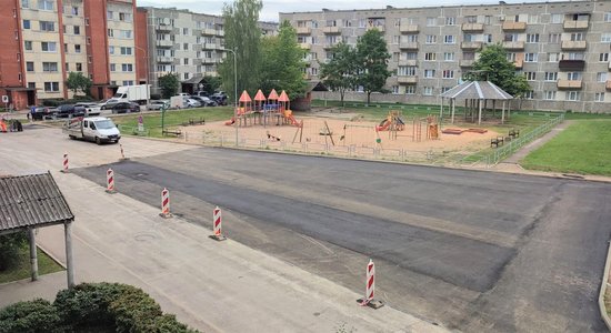 Foto: Daugavpils daudzdzīvokļu namu pagalmos ierīko stāvlaukumus