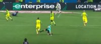 Video: Tiesnesis Francijas līgas spēlē iesper pa kājām futbolistam