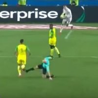Video: Tiesnesis Francijas līgas spēlē iesper pa kājām futbolistam