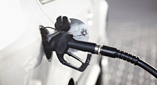 Baltijas valstu galvaspilsētās turpina sarukt benzīna cena