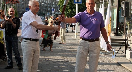 Fotoreportāža un video: Latvijas III Olimpiādes lāpa sagaidīta Liepājā