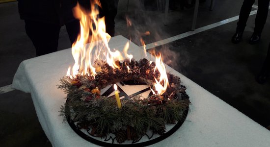 Uzraudzīt sveces un būt uzmanīgiem ar pirotehniku – ugunsdzēsēju ieteikumi drošiem svētkiem