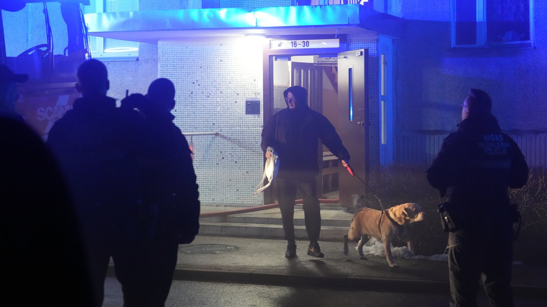 Piecstāvu mājā Rīgā aizdegas matracis un bojā iet cilvēks