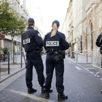 Parīzē policija pret klimata aktīvistiem liek lietā asaru gāzi