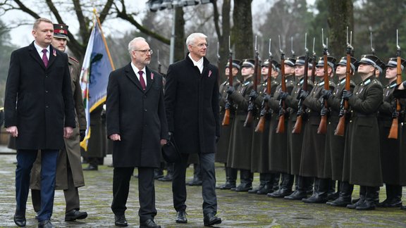 Ziedu nolikšanas ceremonija Brāļu kapos - 14