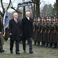 Foto: Latvijas augstākās amatpersonas noliek ziedus Brāļu kapos