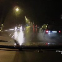 Video: Pārgalvīgs autovadītājs klaji ignorē satiksmes noteikumus