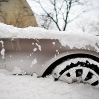 Talsu novadā auto ietriecas sniegā iestigušā spēkratā
