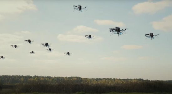 Video: Ukrainā izmēģina dronu spieta tehnoloģiju