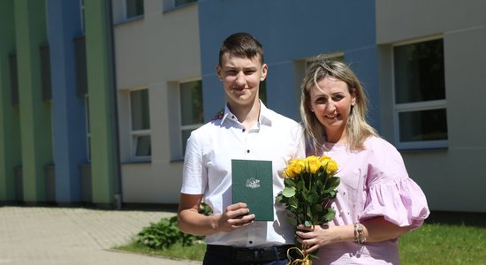 Jaunietim iekšēji smaidīt traucē tēva nāve, ārēji – astoņu zobu neesamība. Aicina atbalstīt