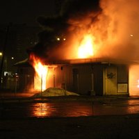 ФОТО: В ночь на среду в Риге сожгли еще одну будку по продаже "спайса"