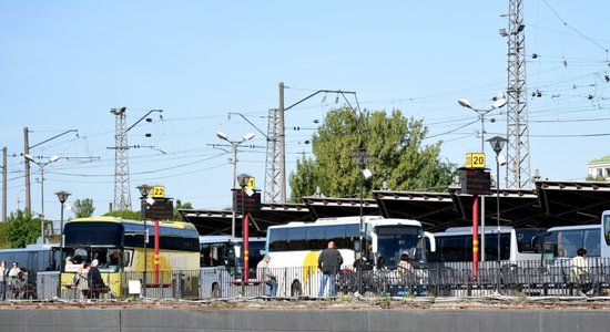 Aizturēts vīrietis, kas metis ar pudeli un draudējis autobusa šoferim