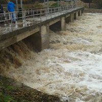 Nobrucis Ogres upes krasts; šajā pilsētas teritorijā situācija kritiska