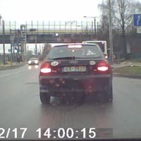 Video: Jaunais autovadītājs aiztraucas pie sarkanās gaismas