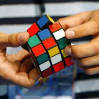 Video: Pusaudzis rekordtempā saliek Rubika kubu