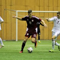 Foto: Latvijas jauniešu futbola izlase aizvada divpusējo treniņspēli