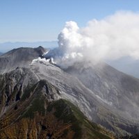 Pēc vulkāna izvirduma Japānā bez vēsts pazuduši 32 cilvēki