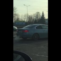 Aculiecinieka video: BMW uzspļauj ceļu satiksmes noteikumiem