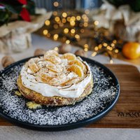 Ziemassvētku kēksa "Panettone" grauzdiņš ar olbaltuma cepuri un mandarīniem