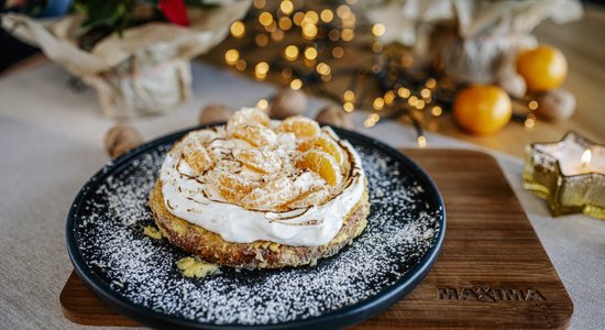 Ziemassvētku kēksa "Panettone" grauzdiņš ar olbaltuma cepuri un mandarīniem