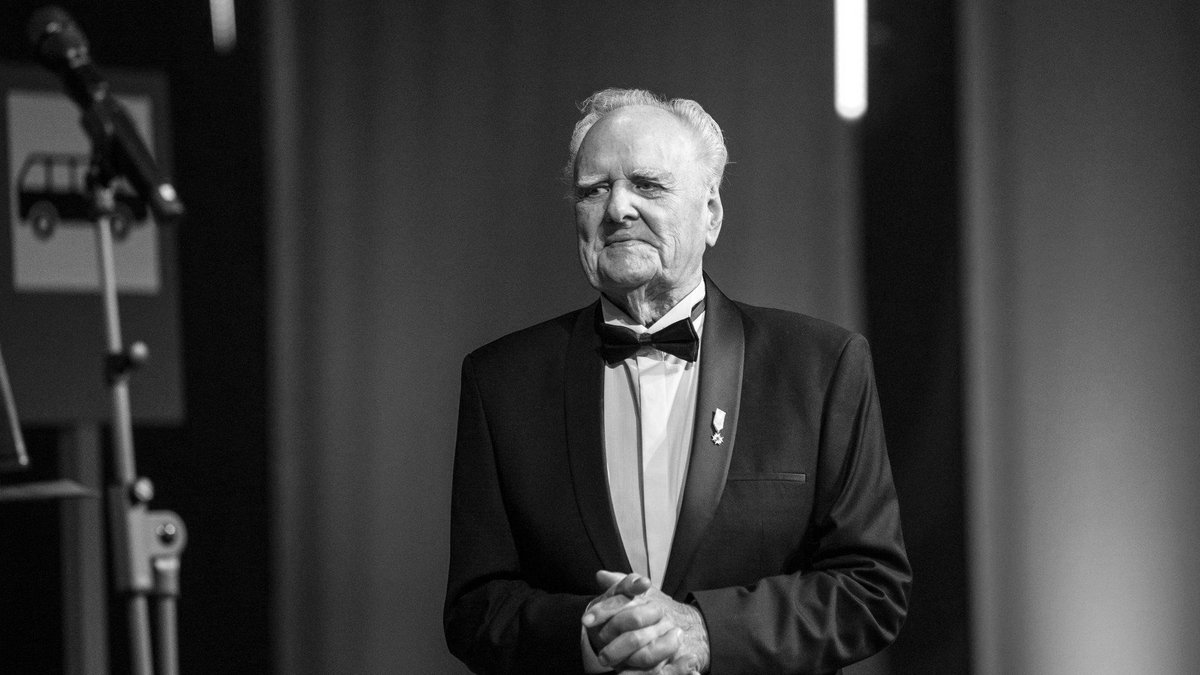 Pēdējā gaitā pavada Dailes teātra Šveiku – aktieri Gunāru Placēnu