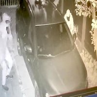 Video: Naktī Imantā divu minūšu laikā no pagalma nozog 'Volvo' spēkratu