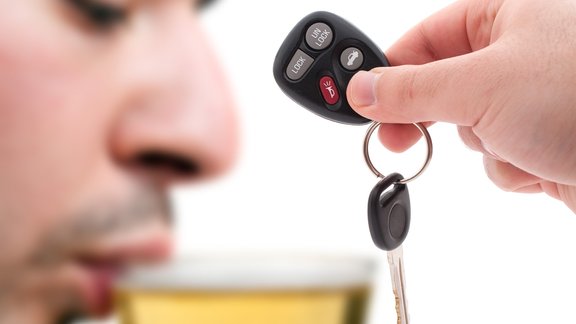 braukšana dzērumā promiles auto atslēgas vīrietis alkohols man alcohol driving