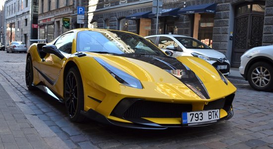 Foto: Dzeltenais 'Ferrari' tagad ar Igaunijas numuriem, saskrāpētiem diskiem un invalīdu stāvvietā