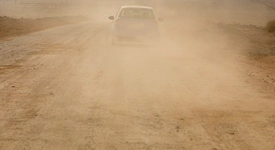 "Песок уже между зубами". Рижане жалуются на неасфальтированную улицу и облака пыли