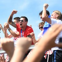 Foto: Futbolistus mājās Horvātijā fani sagaida kā karaļus
