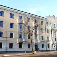 Viesnīcu Rīgā jau vairākas dienas kontrolē 'bruņoti vīri maskās'