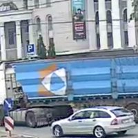 Rīgā kravas auto uzbrauc gājējam un aizbrauc; policija meklē aculieciniekus