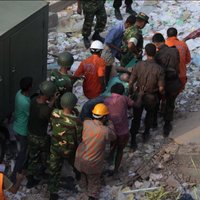 Bangladešā sagruvušās ēkas istabā atrod 40 izdzīvojušos