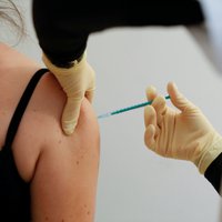 Līdz ar 'Janssen' vakcīnu pret Covid-19 pieejamību vairākos vakcinācijas punktos veidojas rindas